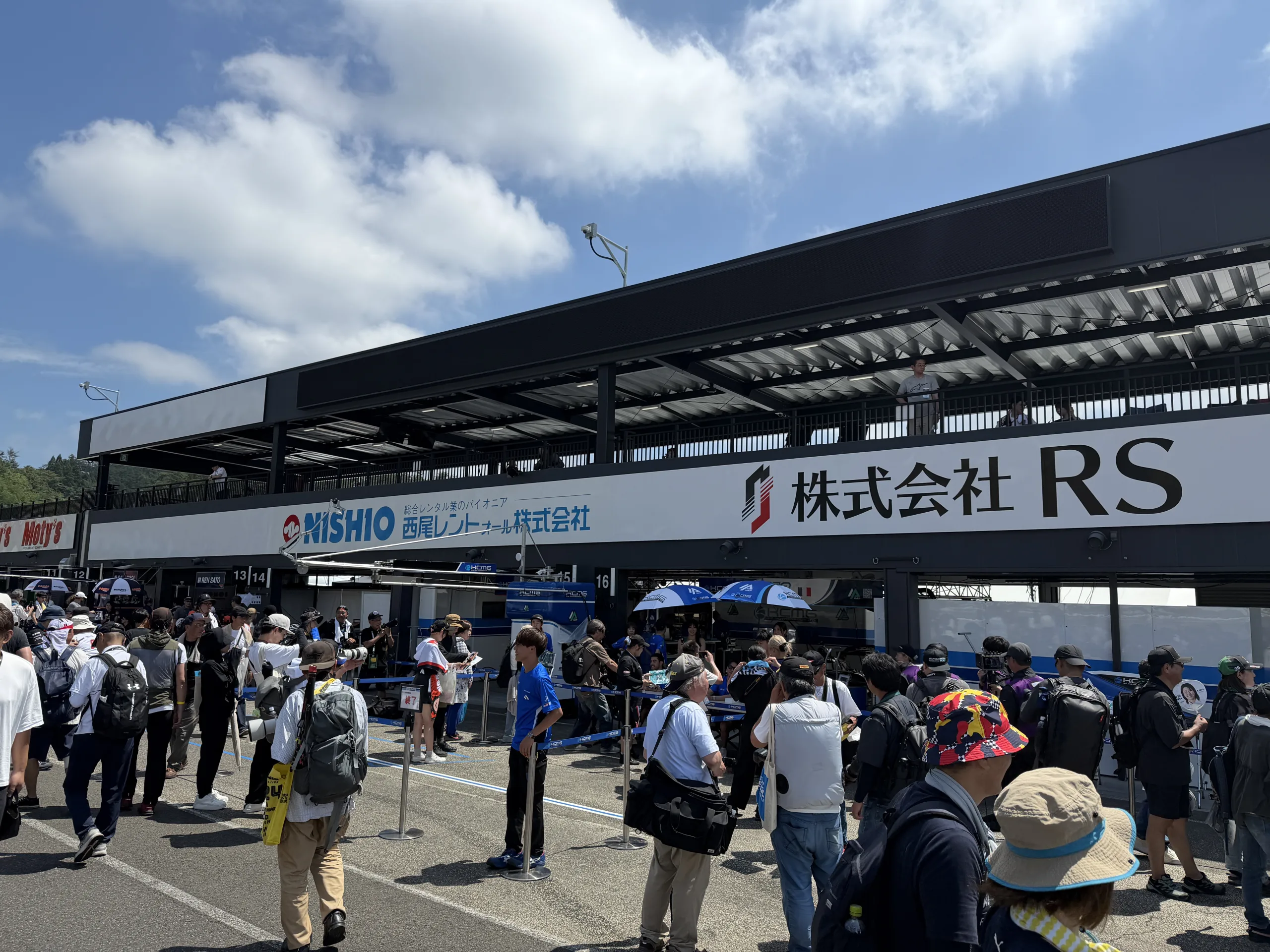KCMGピット前に集まるファンとメディア/スポーツランドSUGO